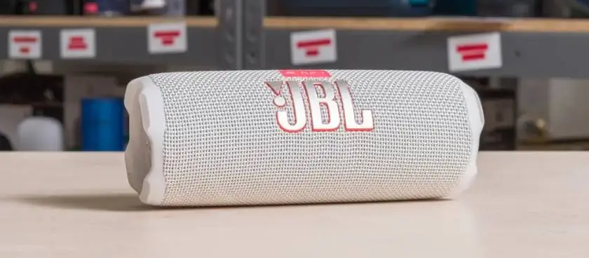 Преносима колонка JBL